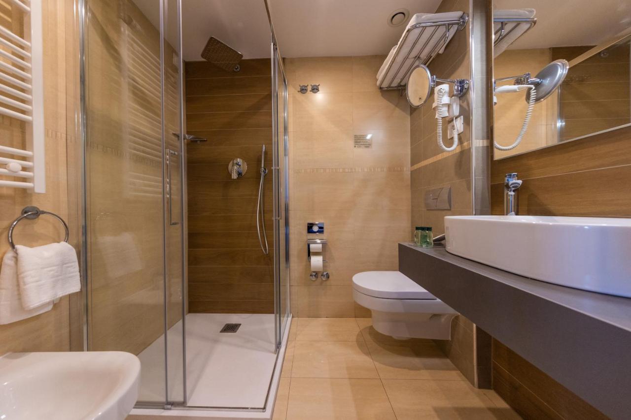 Single Room with Balcony and Park View,1544791195:JPEG