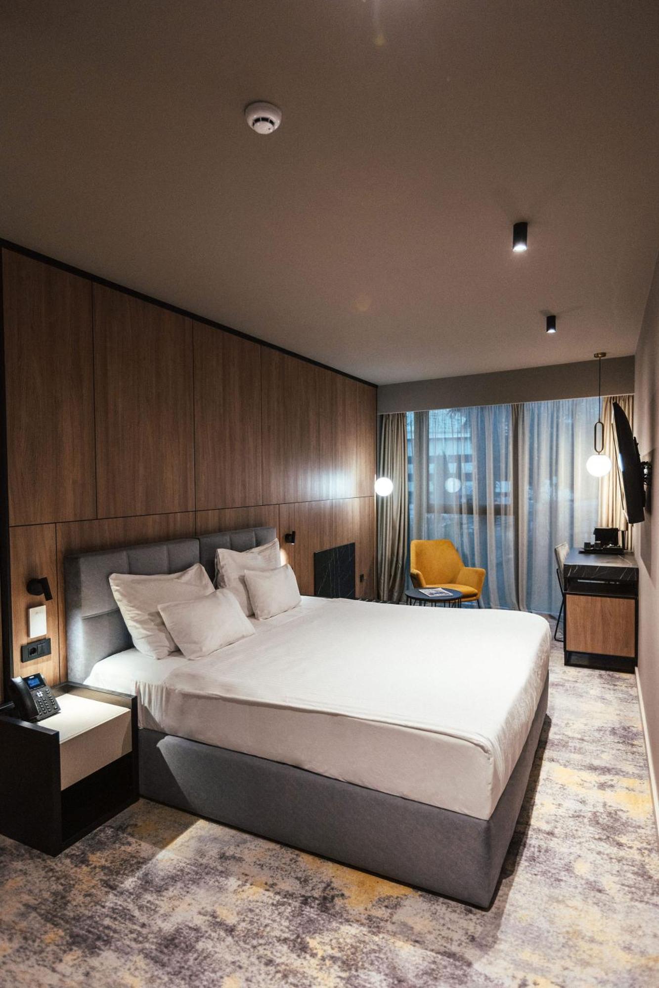 Großes Doppel-/Zweibettzimmer